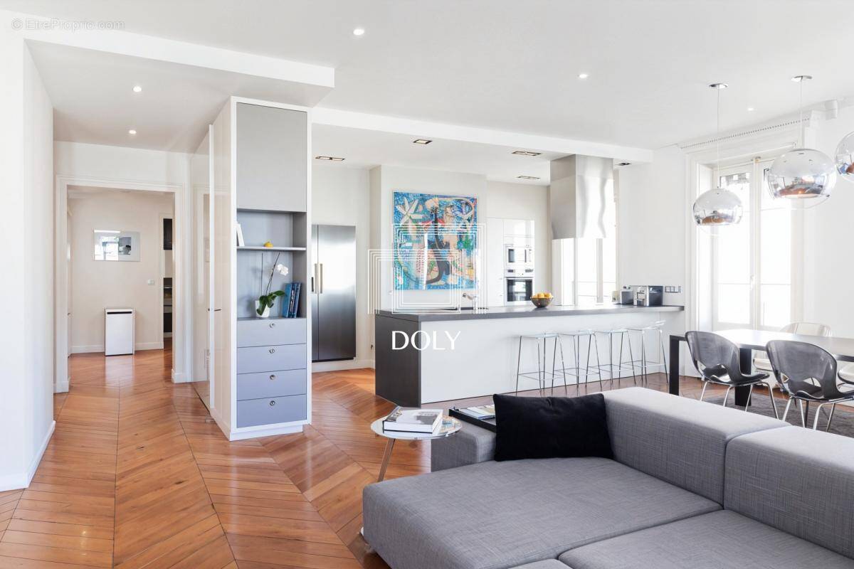 Appartement à PARIS-8E