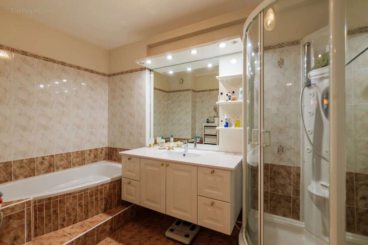Appartement à SAINT-LAURENT-DU-VAR