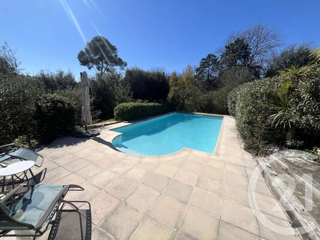 Maison à ROQUEFORT-LES-PINS