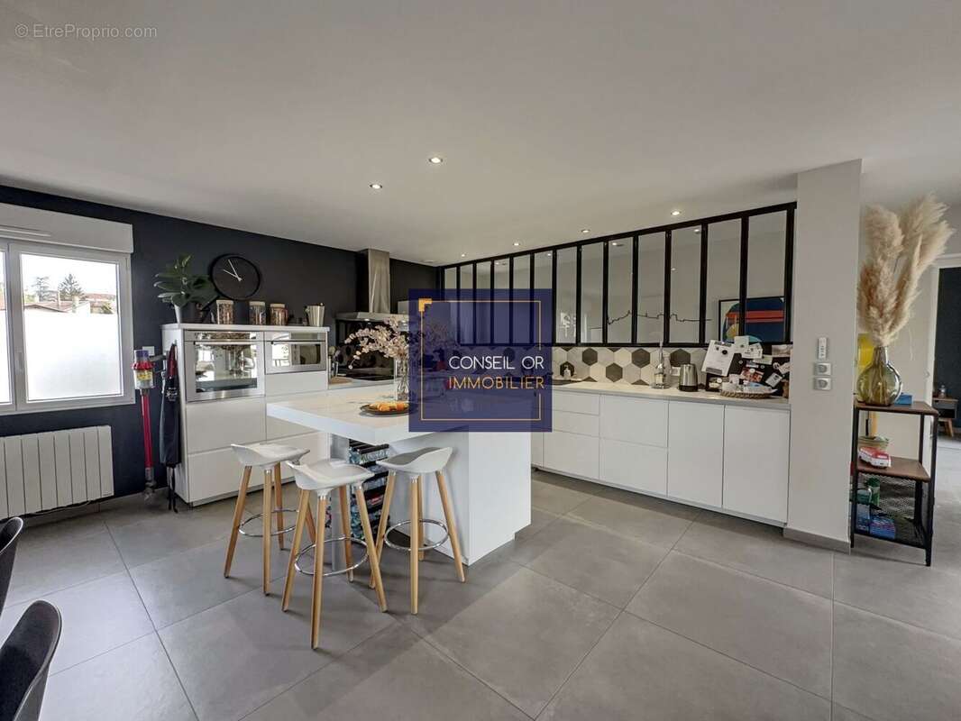 Appartement à SAINT-GENIS-LAVAL