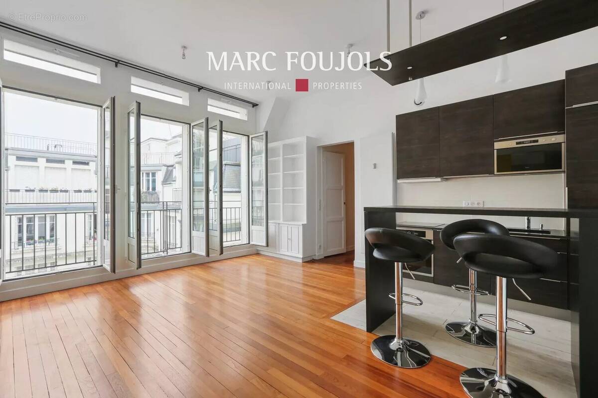 Appartement à PARIS-16E