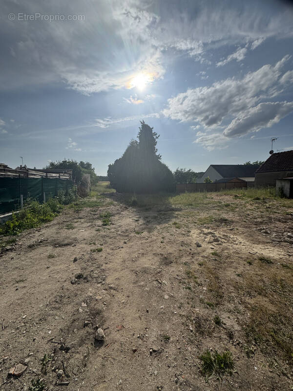 Terrain à SARAN