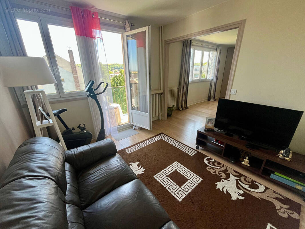 Appartement à LES CLAYES-SOUS-BOIS
