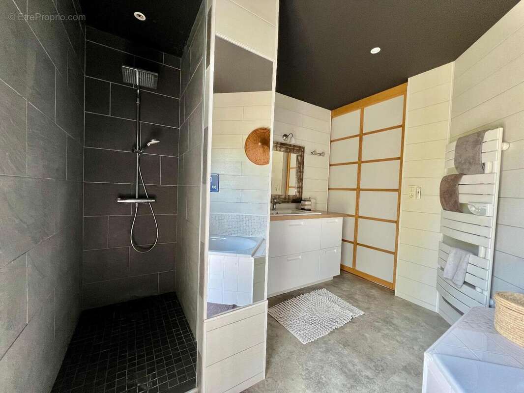   - Maison à ECOUFLANT