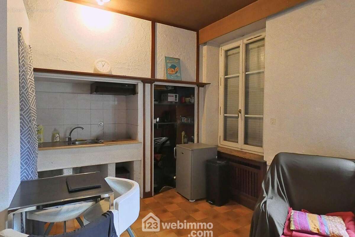 Au rez de chaussée un studio de 28 m² profitant d&#039;une grande pièce de vie avec un espace cuisine/repas ... - Appartement à UGINE