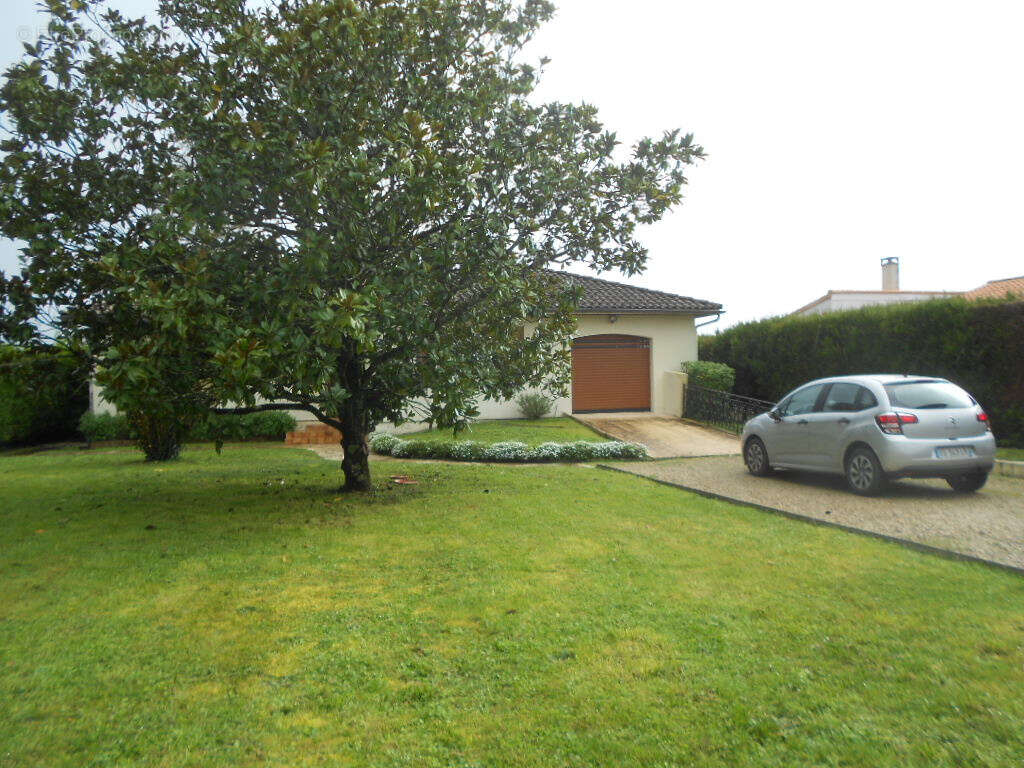 Maison à GENSAC-LA-PALLUE