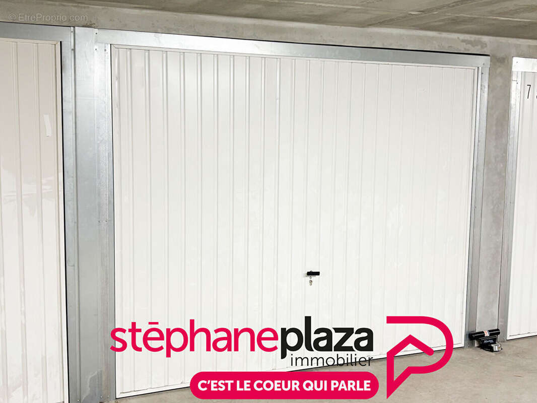 Parking à SAINT-BONNET-DE-MURE