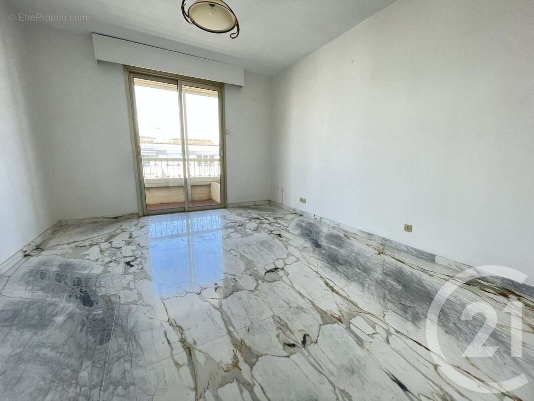 Appartement à SAINT-LAURENT-DU-VAR