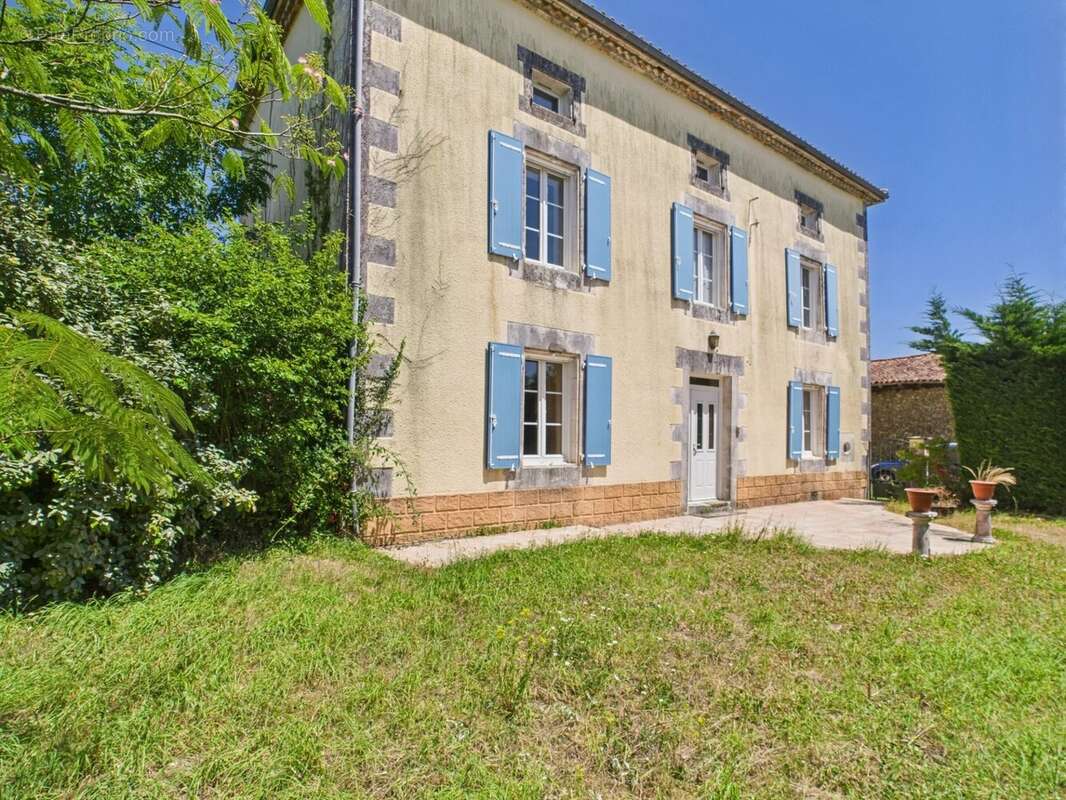Maison à PIEGUT-PLUVIERS
