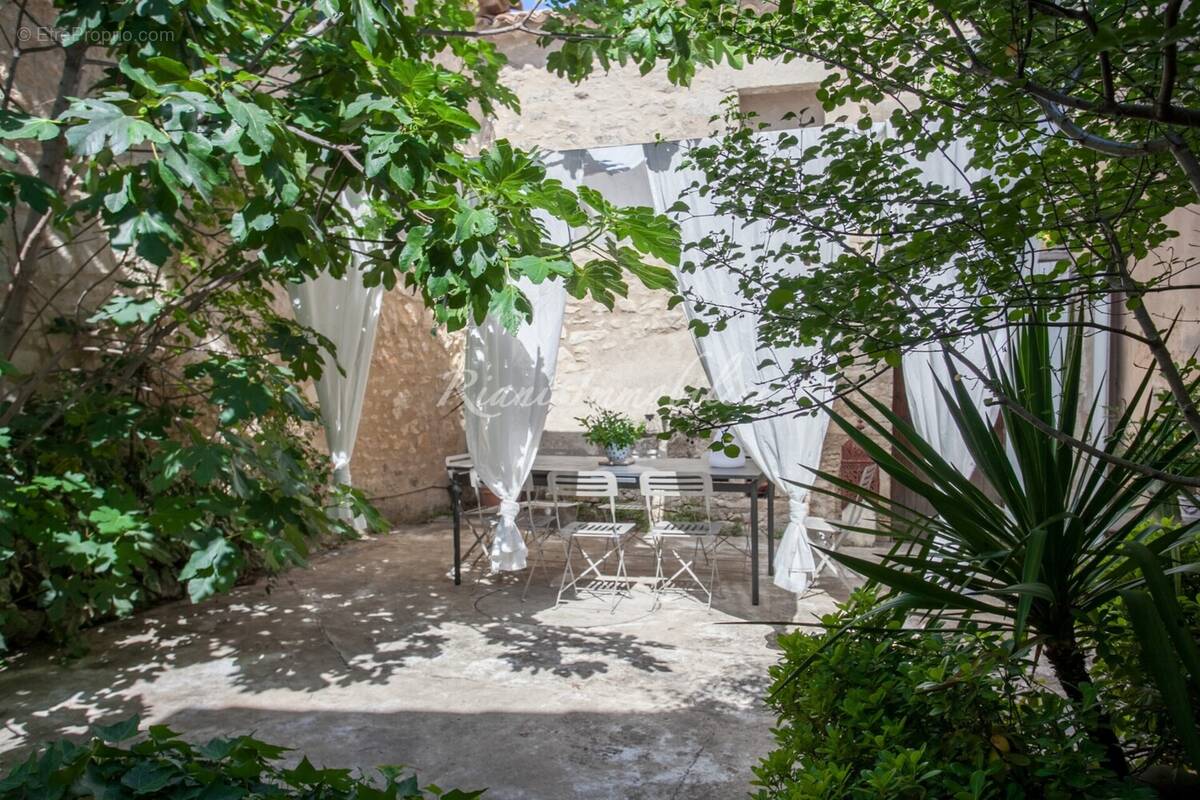 Maison à MENERBES