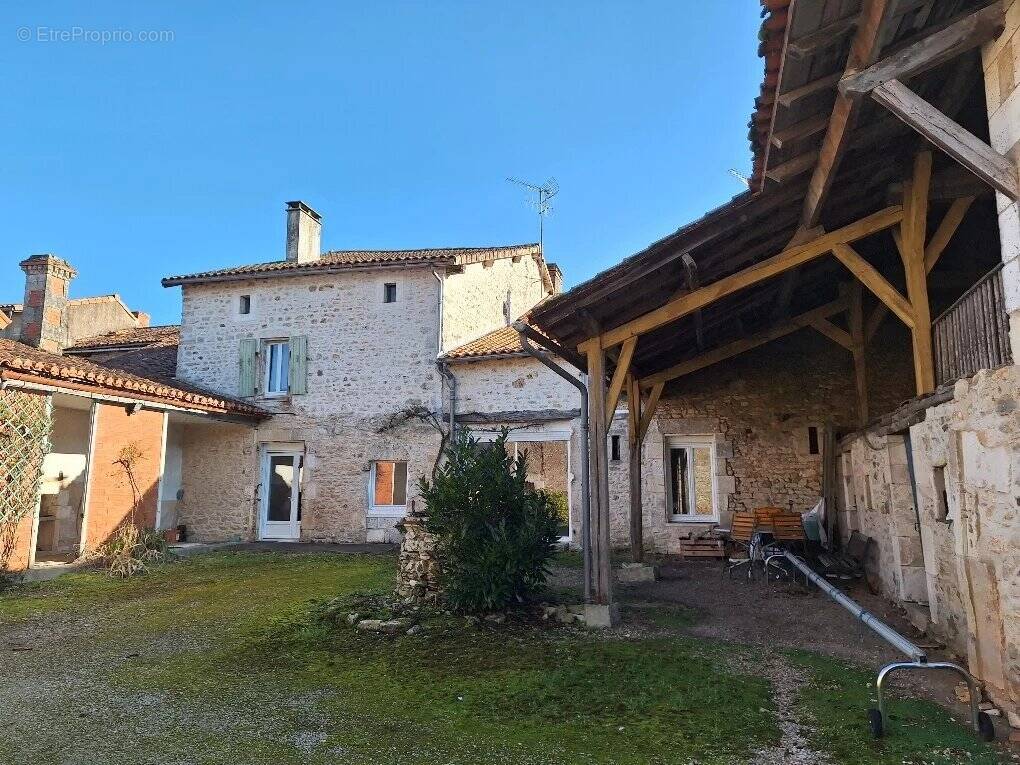 Maison à CHASSENEUIL-SUR-BONNIEURE