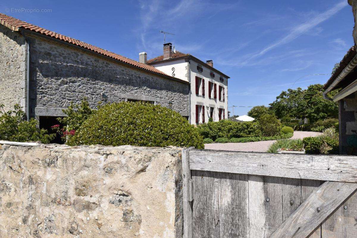 Maison à CHAMPNIERS-ET-REILHAC