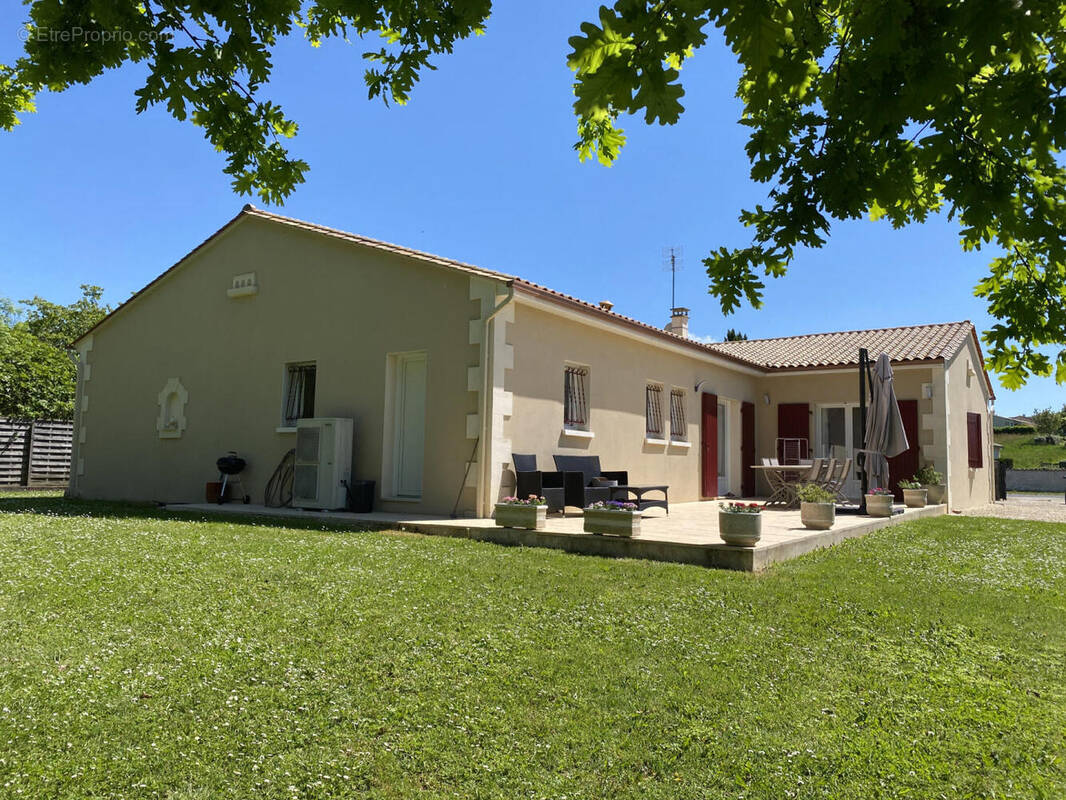 terrasse - Maison à BAIGNES-SAINTE-RADEGONDE
