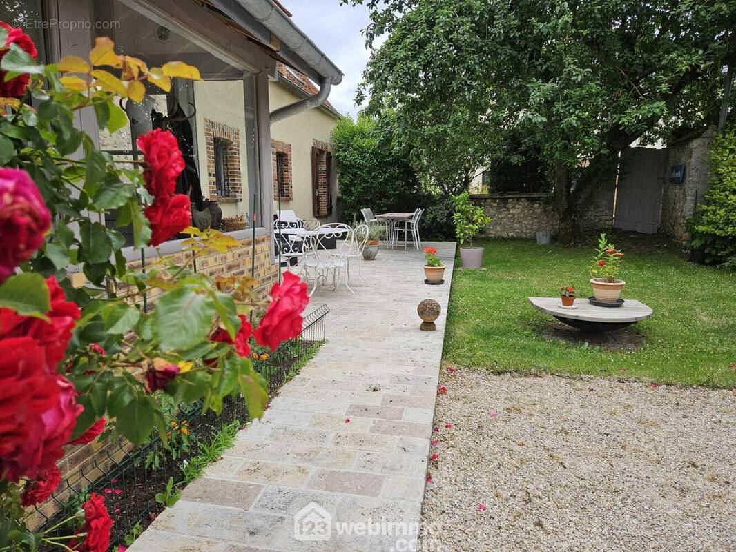 Une autre vue de la terrasse. - Maison à CHAINTREAUX