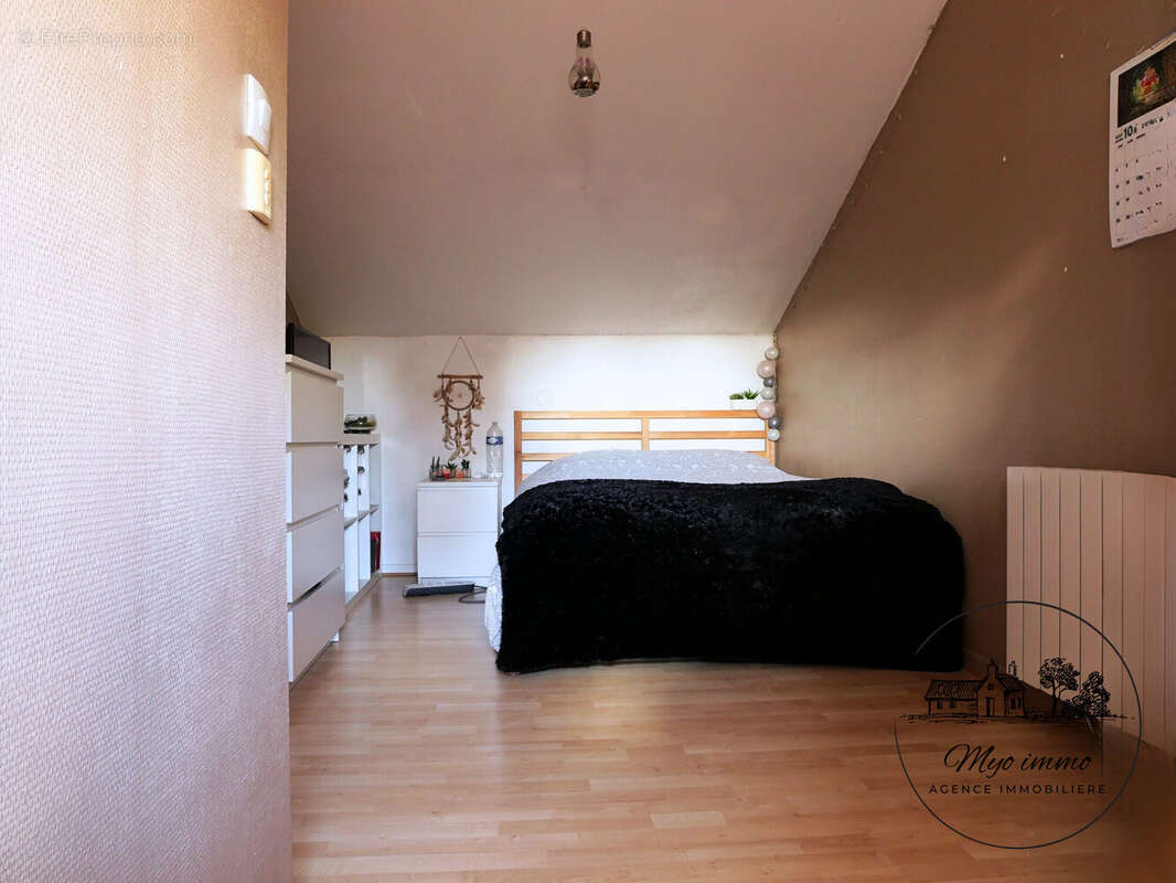 chambre de 11.83m² - Maison à BRAINS