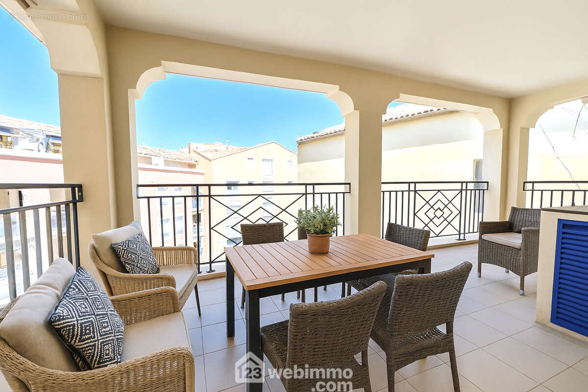 Grande Terrasse au calme, en plein centre-ville de Sainte-Maxime. - Appartement à SAINTE-MAXIME