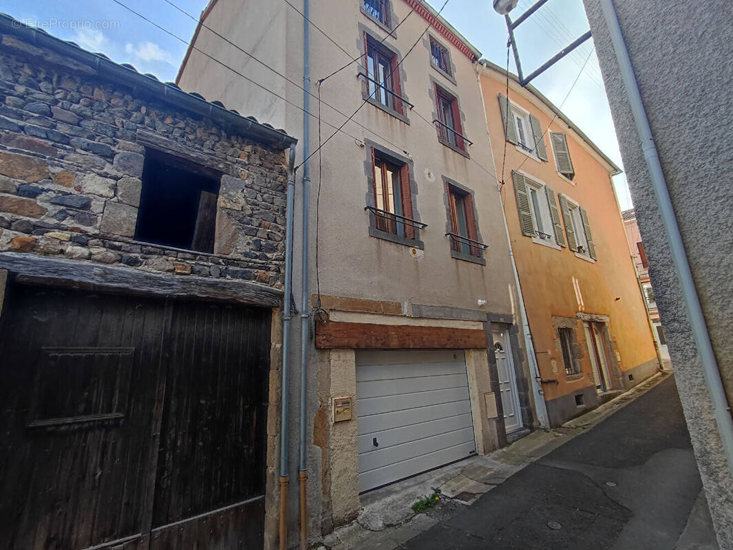 Maison à LES MARTRES-DE-VEYRE