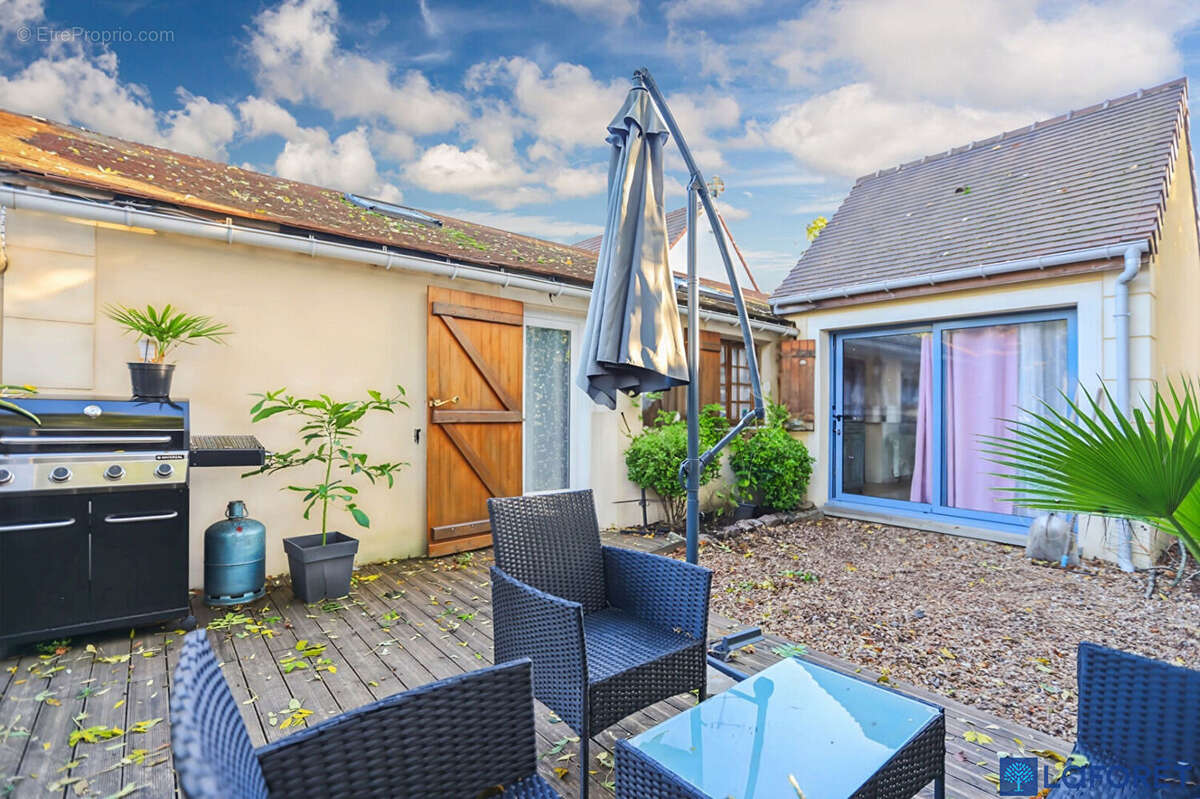 Maison à LA QUEUE-LES-YVELINES