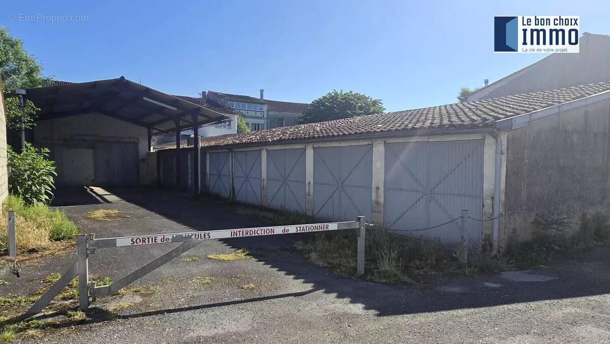 Parking à SAINTES