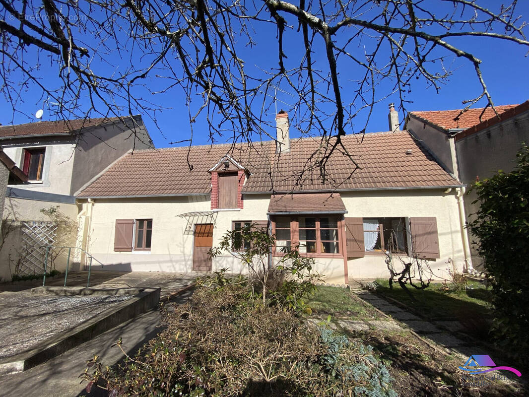 FACADE - Maison à CHATEAUMEILLANT