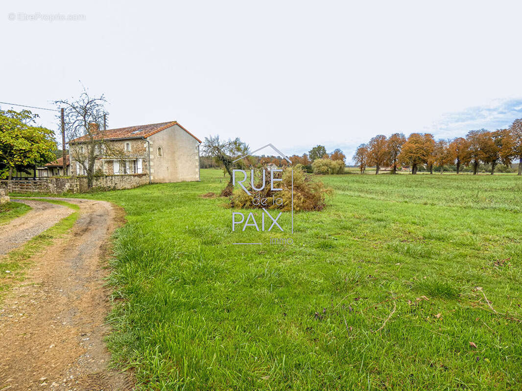 Maison à LENCLOITRE