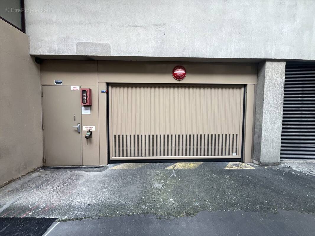 Parking à PARIS-15E