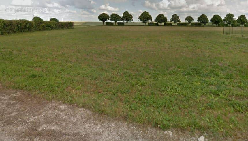 Terrain à NESLE