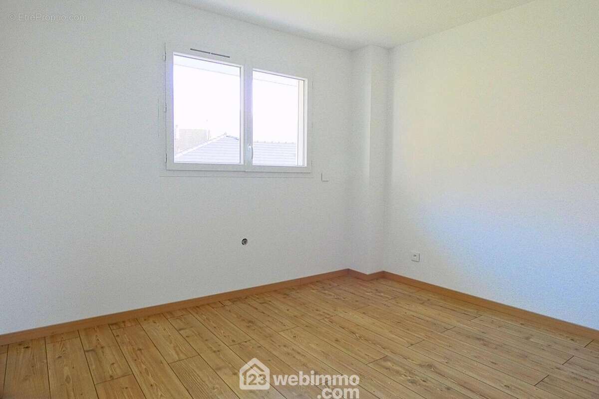 A l&#039;étage 3 chambres de 10 m², 11 m²... - Maison à UGINE