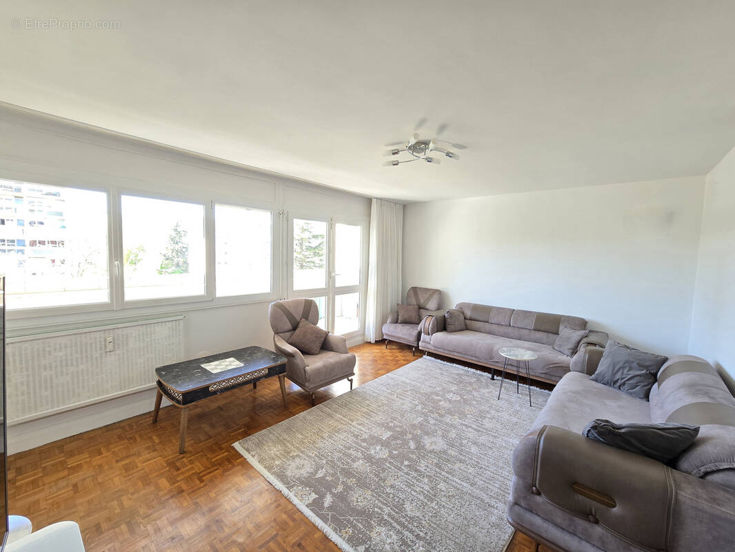 Appartement à PIERRE-BENITE