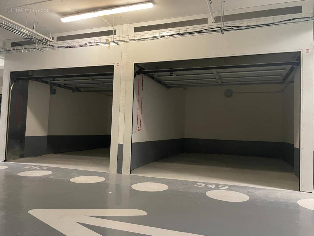 Parking à PARIS-18E