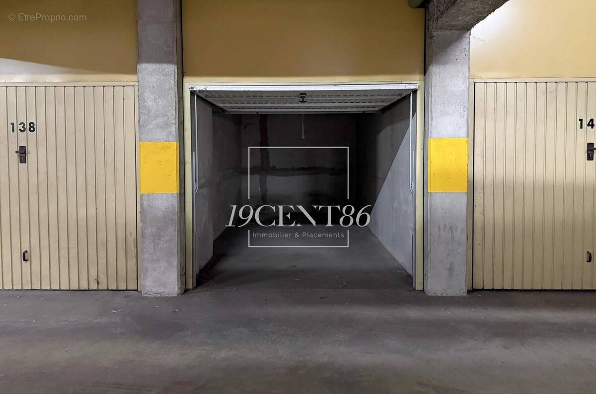 Parking à LYON-8E