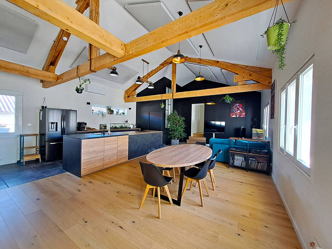 Appartement à GREZIEU-LA-VARENNE
