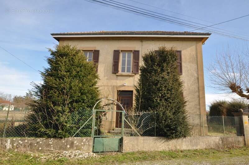 Maison à LAPEYROUSE-MORNAY