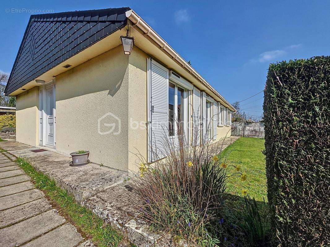 Maison à LA QUEUE-LES-YVELINES