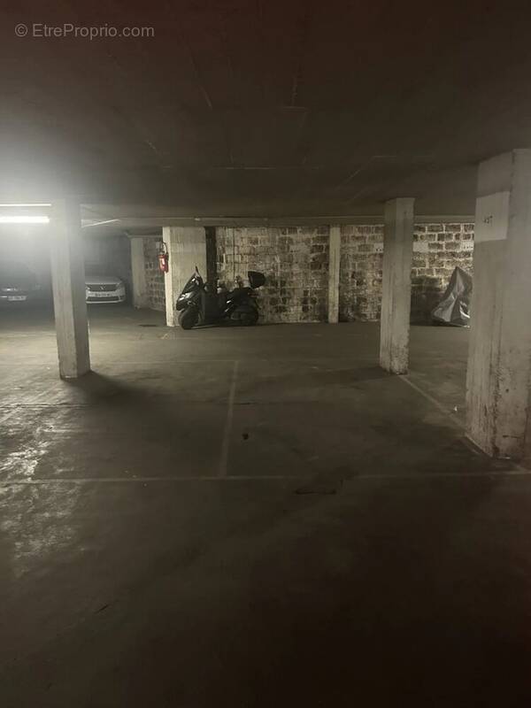 Parking à PARIS-17E