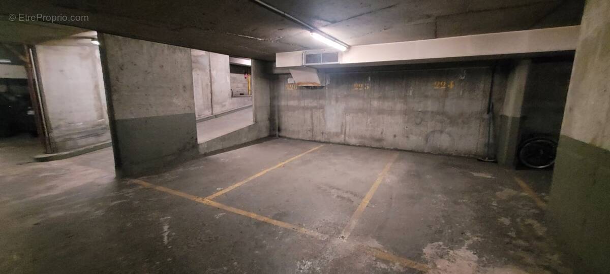 Parking à PARIS-16E