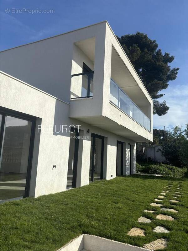 Maison à CEYRESTE