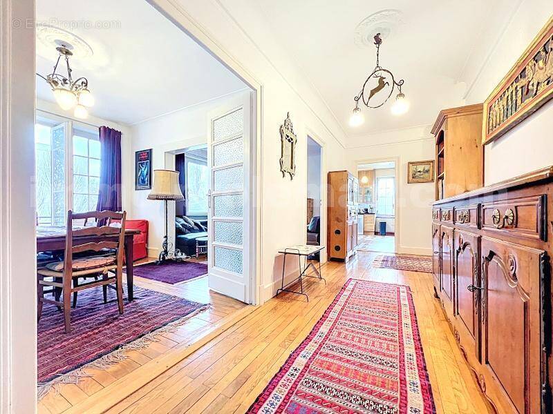 Appartement_T4_Transforme_en_T3_Annemasse_belle_superficie_prix_frontière_Suisse_direction_GENEVE_autoroutes_investissement_locatif_vente_vue_séjour_cuisine_separee_Charme_de_l&#039;ancien - Appartement à GAILLARD