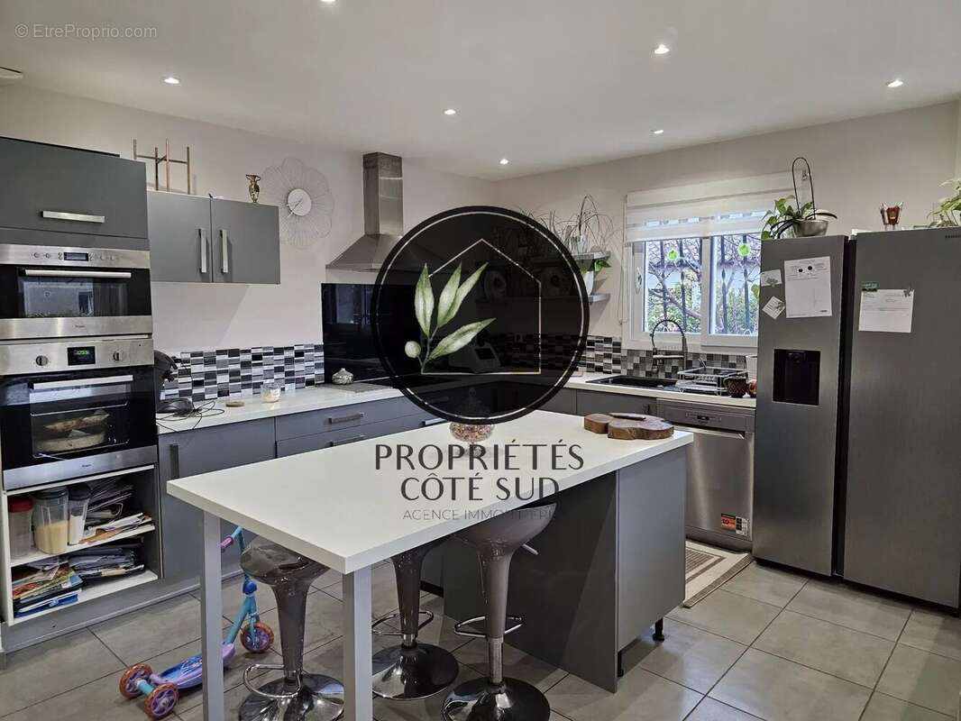Maison à LAUDUN-L&#039;ARDOISE
