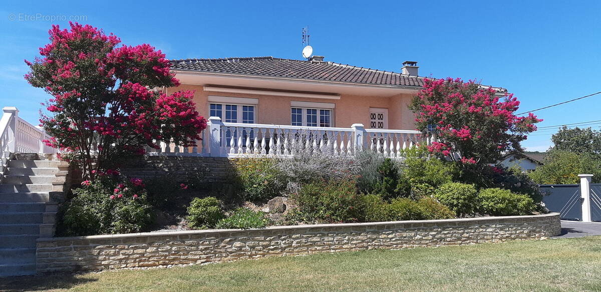 A MACON EN BOURGOGNE MAISON 5 PIECES DE 138 M² AVEC TERRASSE, - Maison à VARENNES-LES-MACON