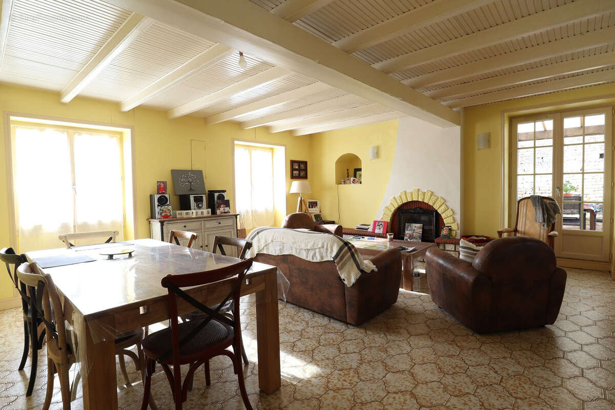 Maison à SAINT-MICHEL-LE-CLOUCQ