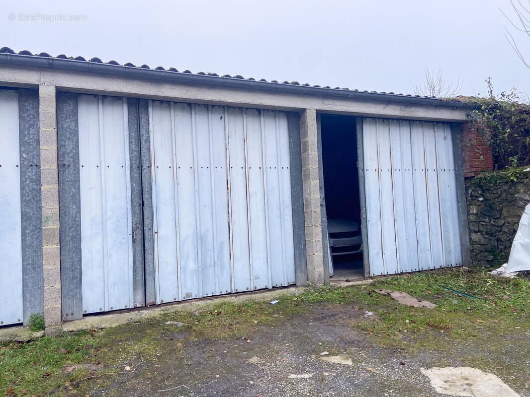 Parking à FERRIERE-LA-GRANDE