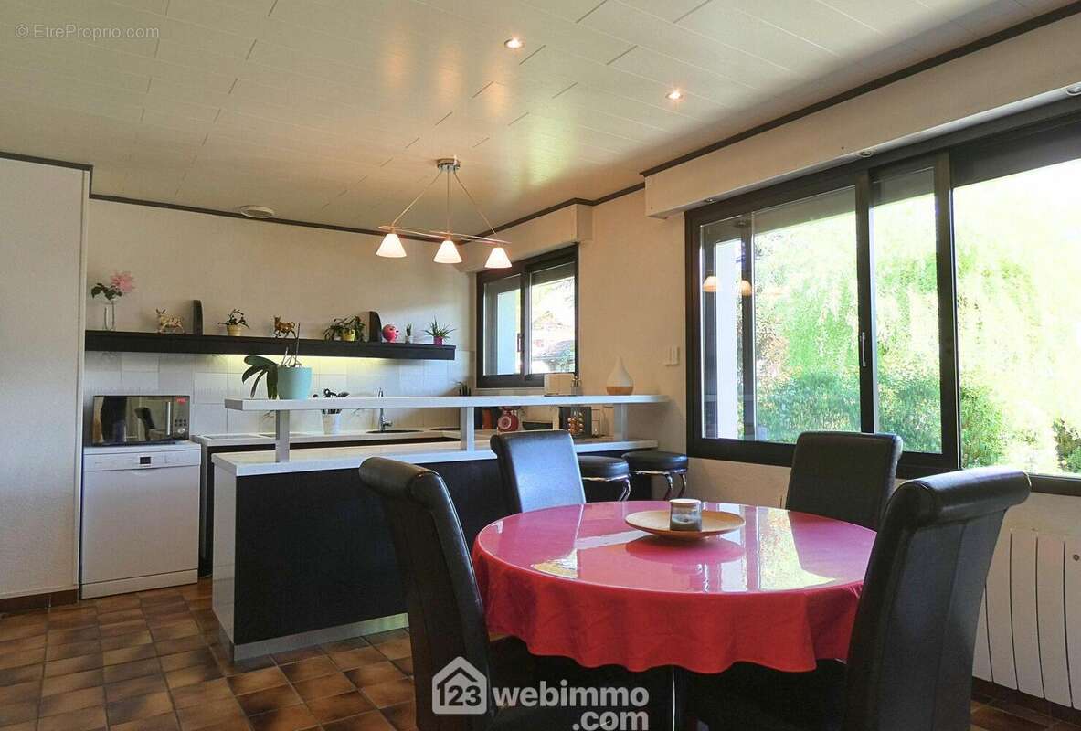 La cuisine indépendante de 20 m² est équipée et propose un espace repas - Maison à UGINE