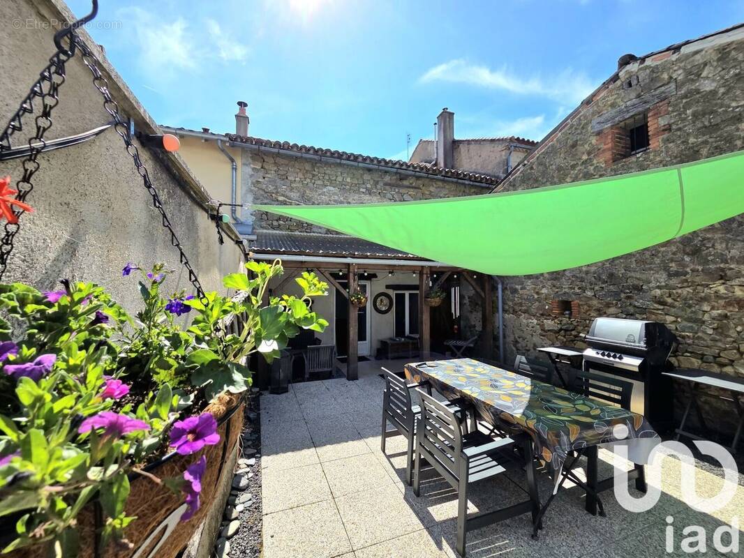 Photo 1 - Maison à BUSSIERE-POITEVINE