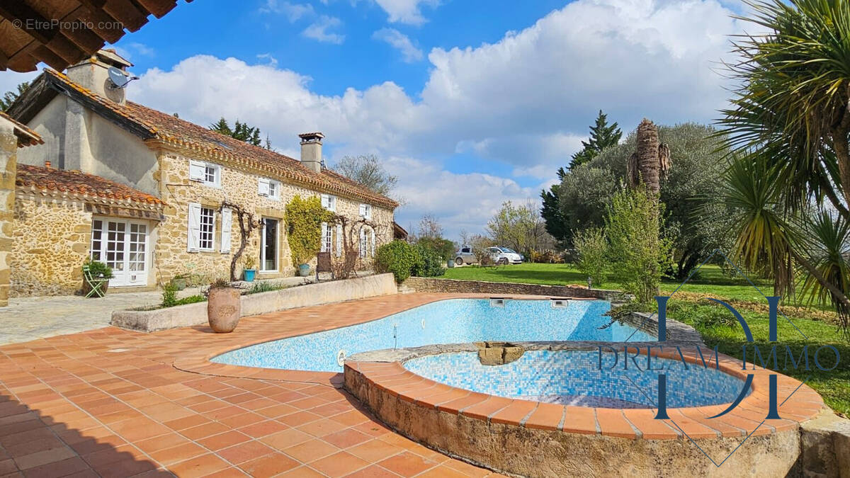 Maison à VIC-FEZENSAC