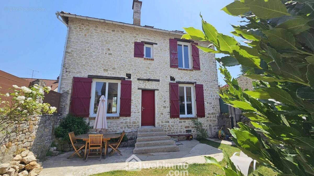 Venez découvrir cette belle maison de 119 m² sur un terrain de 194 m². - Maison à CERNY