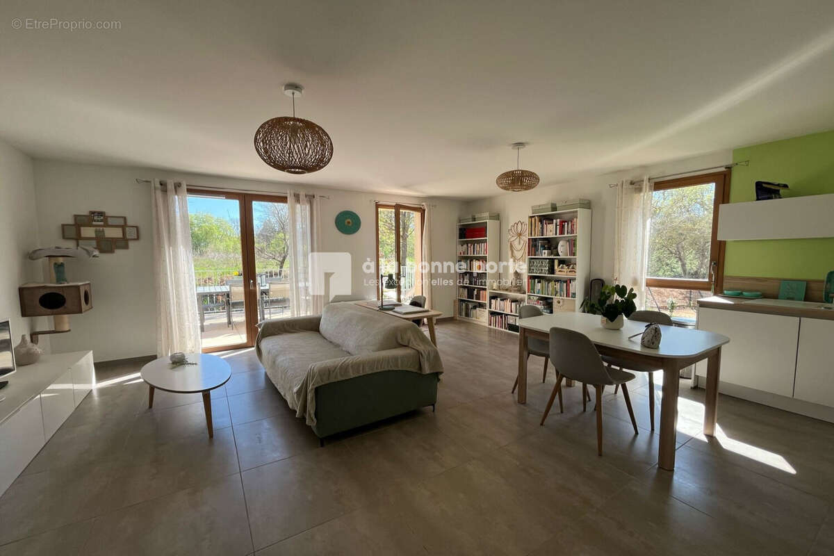 Appartement à CHATEAUNEUF-LE-ROUGE