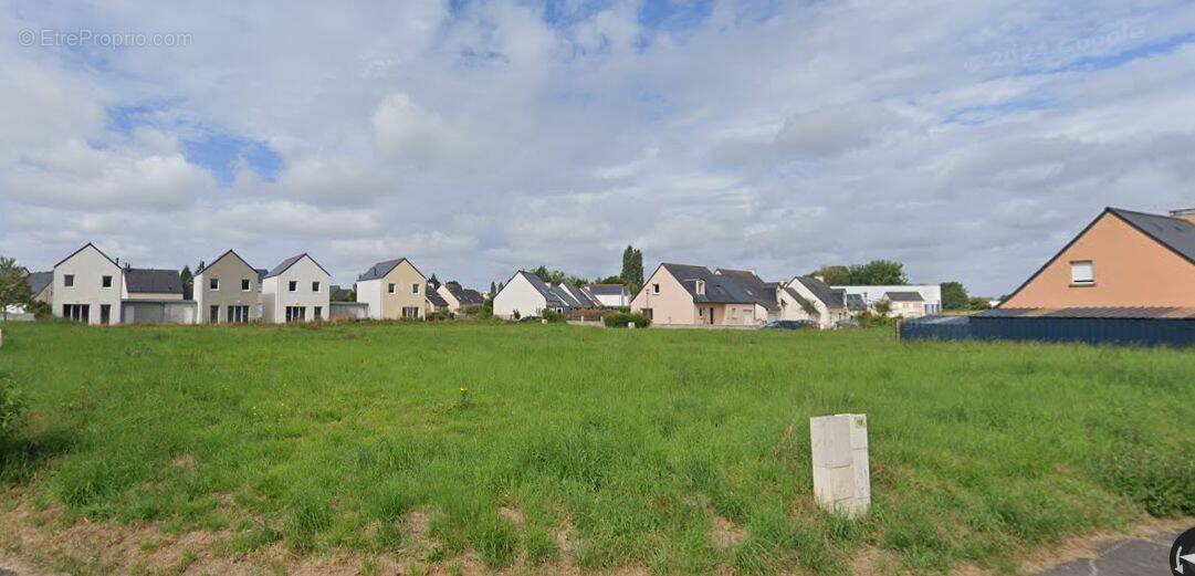 Terrain à SAINT-MEEN-LE-GRAND