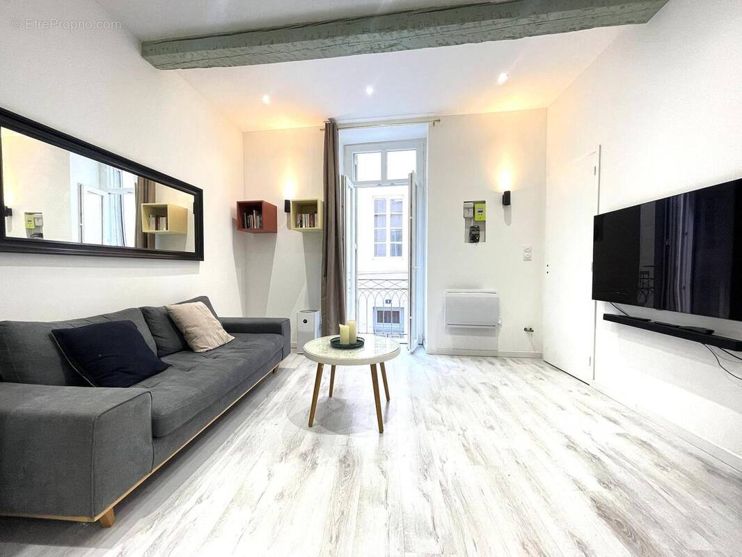Salon - appartement T2 centre ville Nîmes - Appartement à NIMES