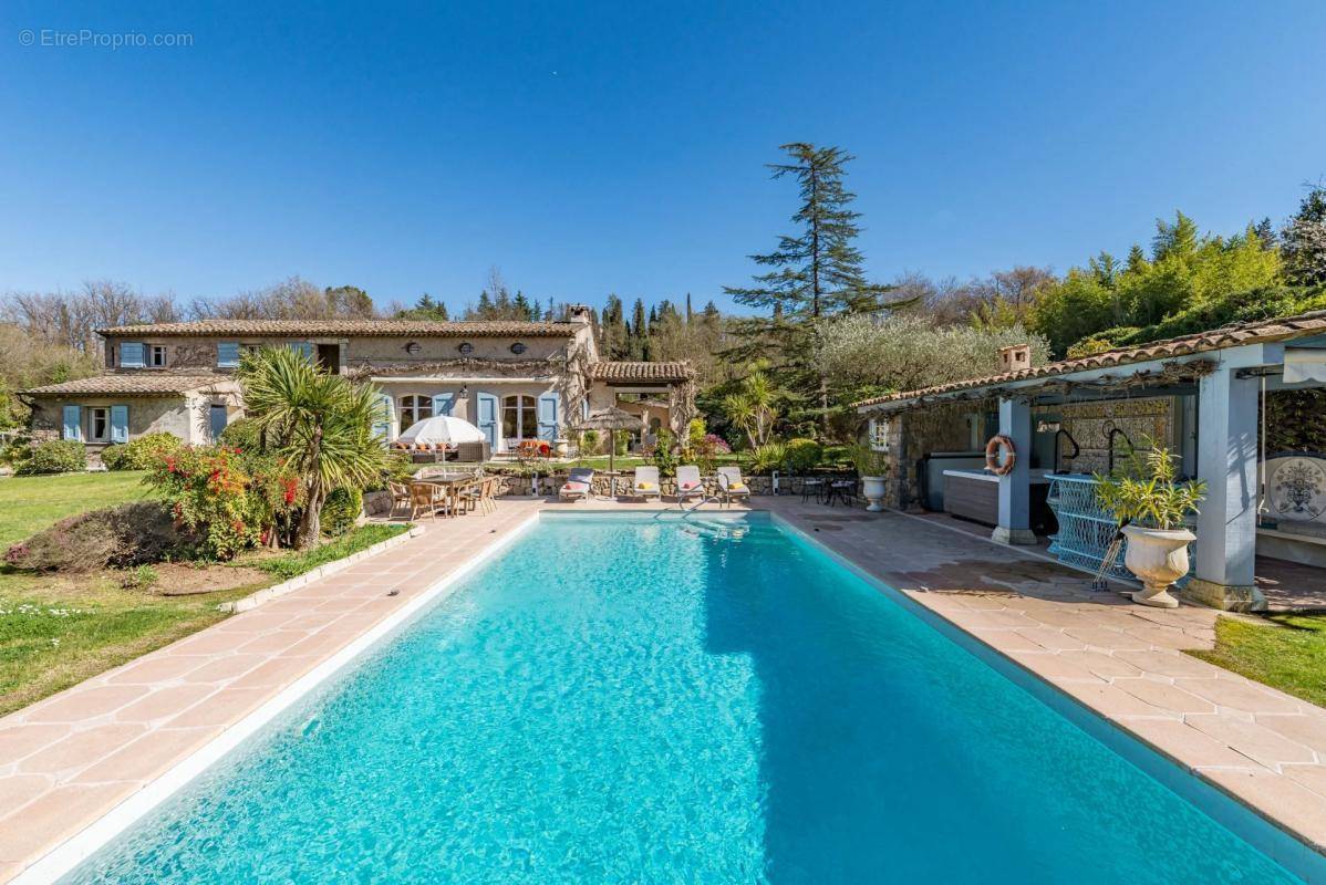 Maison à CHATEAUNEUF-GRASSE